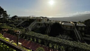 Un quartier résidentiel avec des maisons modernes, un ciel dégagé et un paysage baigné de soleil.