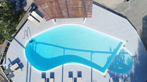 Seasonal outdoor pool - Nostos Studio (Santorini)
