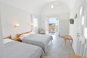 Executive Double Room | Desk, soundproofing, free WiFi, bed sheets - Nostos Studio (Santorini)