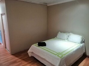 4 bedrooms, iron/ironing board, WiFi, bed sheets - private and secure! (Vereeniging, three rivers)