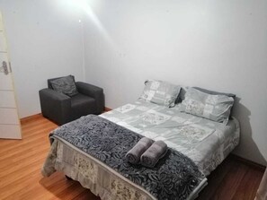 4 bedrooms, iron/ironing board, WiFi, bed sheets - private and secure! (Vereeniging, three rivers)