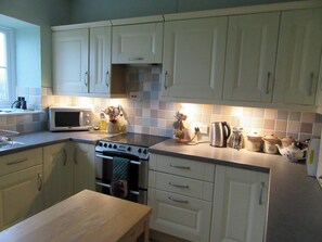 ميكروويف، فرن، مائدة طعام