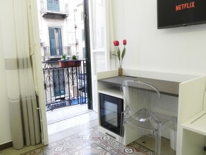 Kamar Deluks, 1 Tempat Tidur King, balkon, pemandangan kota | 1 kamar tidur, seprai katun Mesir, dan seprai premium