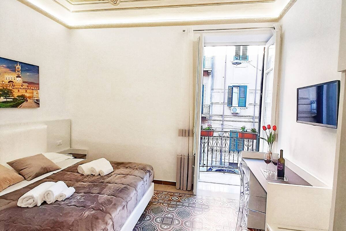 Une chambre d’hôtel avec un lit, un bureau et une télévision.
