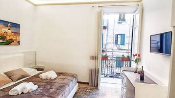 Deluxe-huone, 1 suuri parisänky, parveke, kaupunkinäköala | 1 makuuhuone, egyptinpuuvillaiset lakanat, ylelliset vuodevaatteet