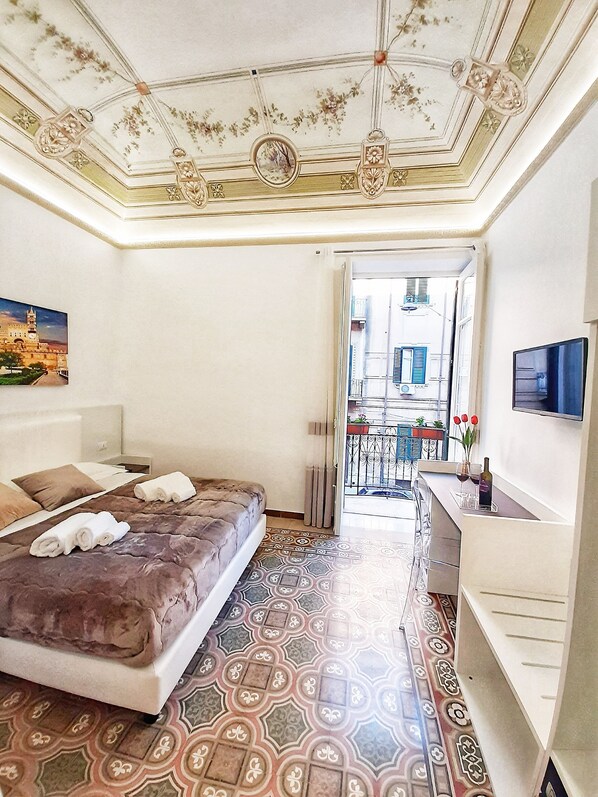 Deluxe Room, 1 King Bed, Balcony, City View | 1 bedroom, Egyptian cotton sheets, premium bedding, down duvets - Ai Quartieri (Palermo)