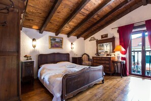 7 bedrooms, WiFi, bed sheets