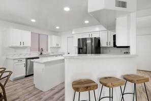 冷蔵庫、電子レンジ、オーブン、コンロ