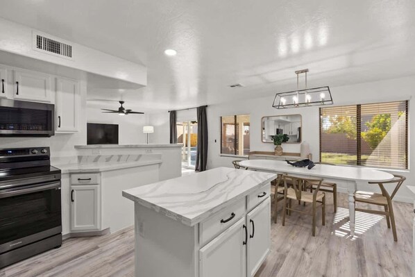 冷蔵庫、電子レンジ、オーブン、コンロ