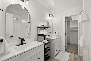 Shower, hair dryer, towels - Sun-Drenched Terrace: Chic w/Grille, Firepit, Pool (Glendale)