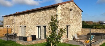Large renovated barn with garden and spa near Nantes