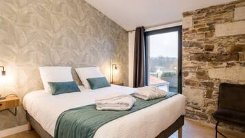 4 bedrooms, WiFi (free), bed sheets