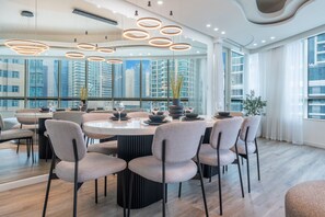 Dining - Stunning 4 Bed l Dubai Marina l City Skyline View I Horizon Tower (Dubai Marina)