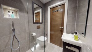 Douche, sĂšche-cheveux, serviettes fournies, savon
