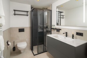 Habitación cuádruple familiar, cocina, vistas al jardín | Baño | Artículos de higiene personal gratuitos, secador de pelo y zapatillas