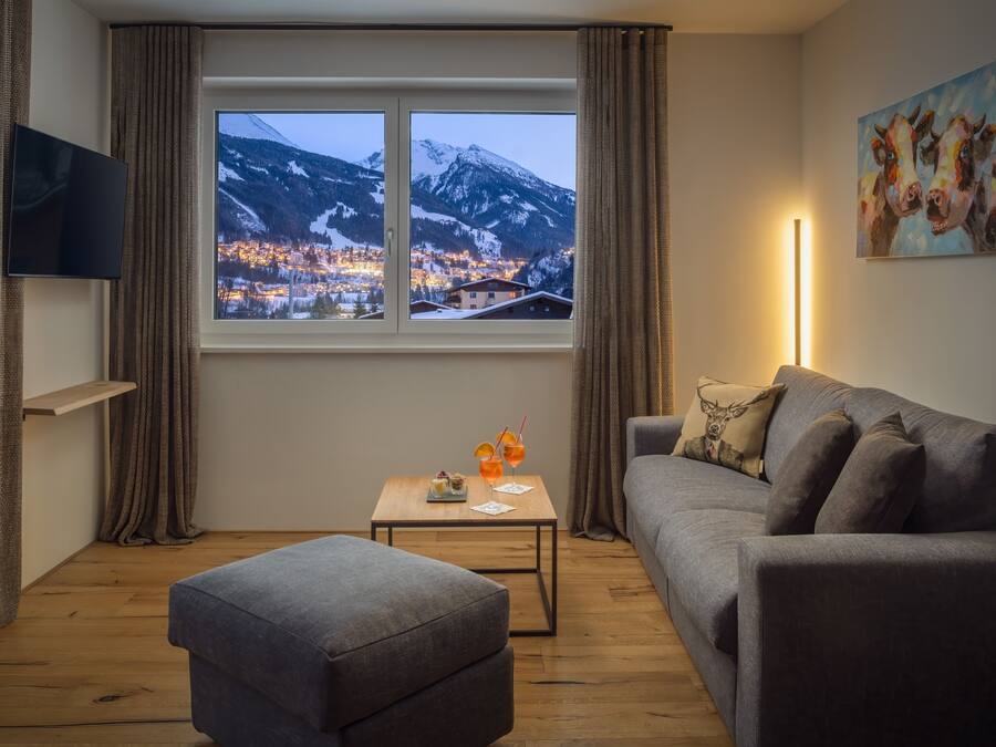 Appartement majestueux, 1 chambre, non-fumeur, vue sur la montagne | Aire de séjour | Téléviseur à écran plat