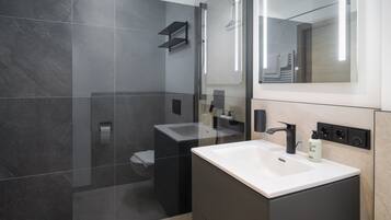 Artículos de tocador gratuitos, secador de pelo, pantuflas, toallas