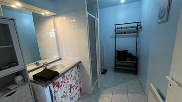 Een douche, een haardroger, handdoeken, zeep