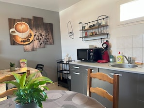 Réfrigérateur, four à micro-ondes, un four, surface de cuisson