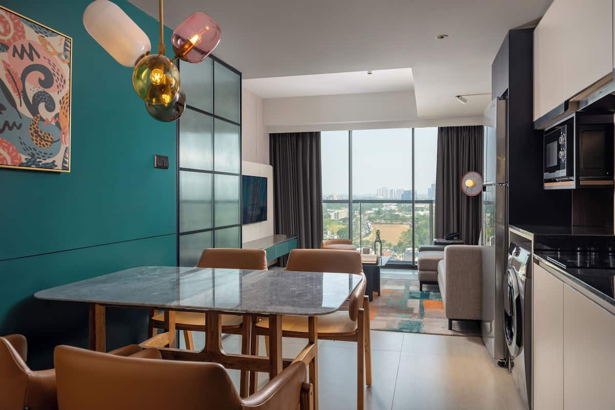 Two Bedroom Executive | 公共廚房 | 大型冰箱、微波爐、爐台、電熱水壺