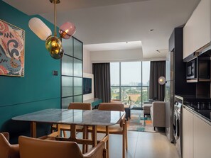 Two Bedroom Executive | 共用廚房 | 大型雪櫃/冰箱、微波爐、爐具、電熱水壺