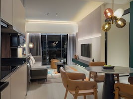 Two Bedroom Suites | 私人简易厨房 | 大冰箱、微波炉、炉灶、电热水壶