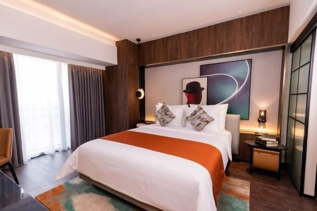 Two Bedroom Suites | 客房內保險箱、書桌、筆電工作空間、遮光布/窗簾