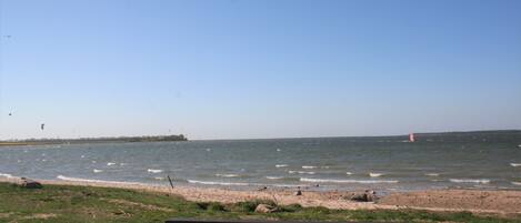 Nära stranden och solstolar