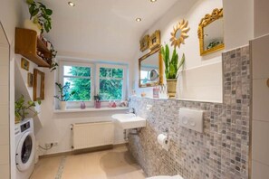 Dusche, Haartrockner, Toilettenpapier