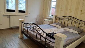 2 bedrooms, desk, iron/ironing board, WiFi