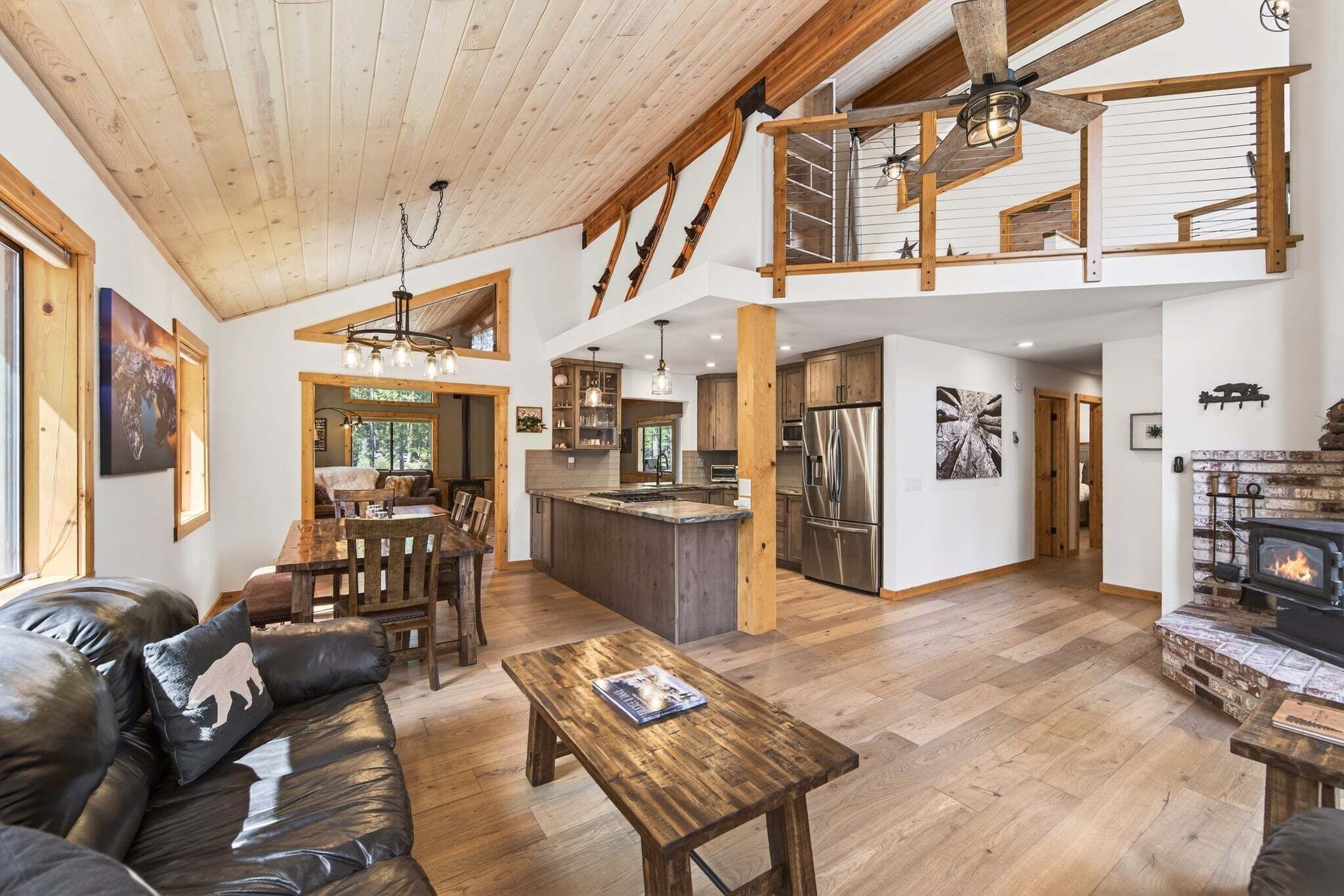 Een televisie en een open haard