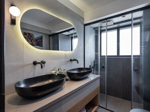 Kostenlose Toilettenartikel, Haartrockner, Hausschuhe