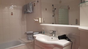 Haartrockner, Bidet, Handtücher