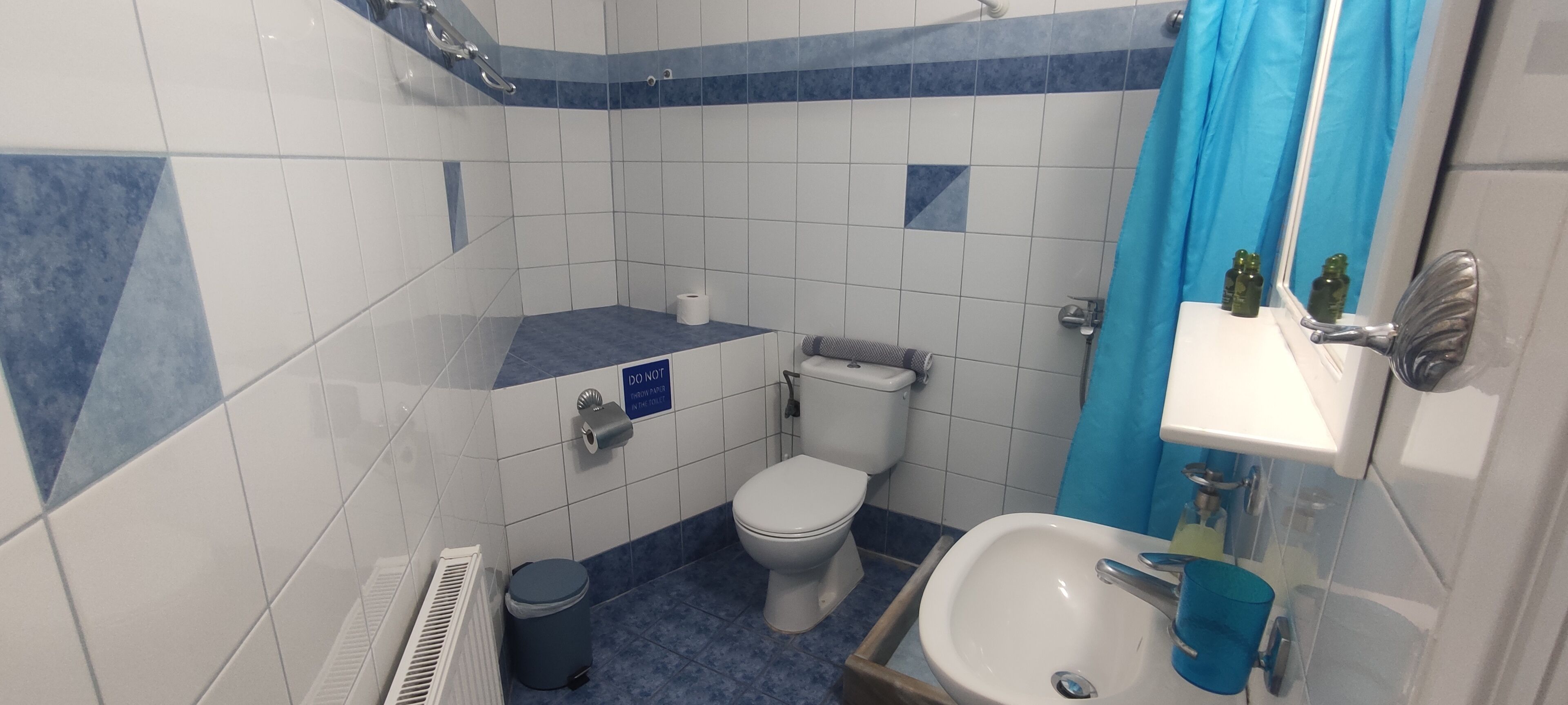 Appartement, 1 chambre, vue partielle sur la mer, rez-de-chaussée | Salle de bain | Sèche-cheveux, serviettes fournies, papier toilette