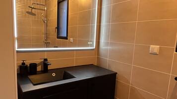 Douche, sĂšche-cheveux, serviettes fournies, savon