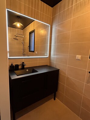 Douche, sèche-cheveux, serviettes fournies, savon