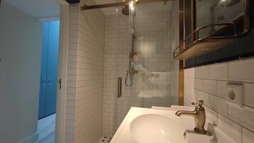 Douche, serviettes fournies, savon, shampoing