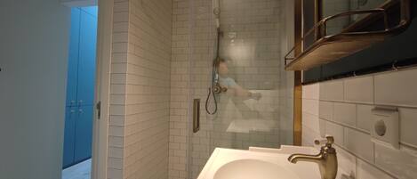 Shower, towels, soap, shampoo