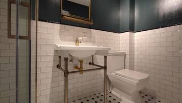 Douche, serviettes fournies, savon, shampoing