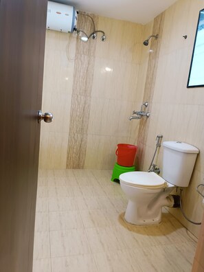 Premium Room | Bathroom | Towels - Hotel Mulberry (Kolkata)