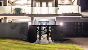 Exterior - Beach Haven, 3a Messines Street - 4 Minute walk to the beach, WiFi , Air Con (Shoal Bay)