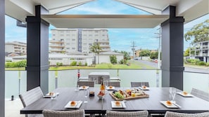 Outdoor dining - Beach Haven, 3a Messines Street - 4 Minute walk to the beach, WiFi , Air Con (Shoal Bay)