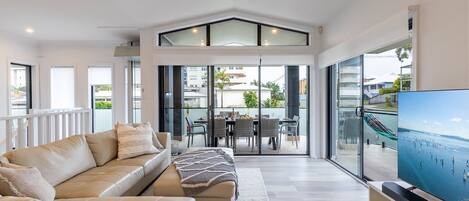 Smart TV, video games