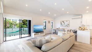 Smart TV, video games - Beach Haven, 3a Messines Street - 4 Minute walk to the beach, WiFi , Air Con (Shoal Bay)
