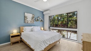 3 bedrooms, iron/ironing board, free WiFi - Galoola Hidden Gem, 2-97 Galoola Drive, Rooftop outdoor area with spectacular views, Wi-Fi, Air Conditioning, Pet Friendly (Nelson Bay)