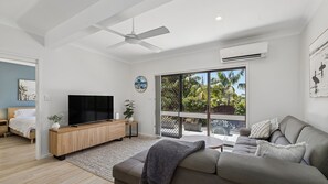 Smart TV - Galoola Hidden Gem - 2,97 Galoola Drive, Rooftop outdoor area with spectacular views, Wi-Fi and air conditioning. (Nelson Bay)