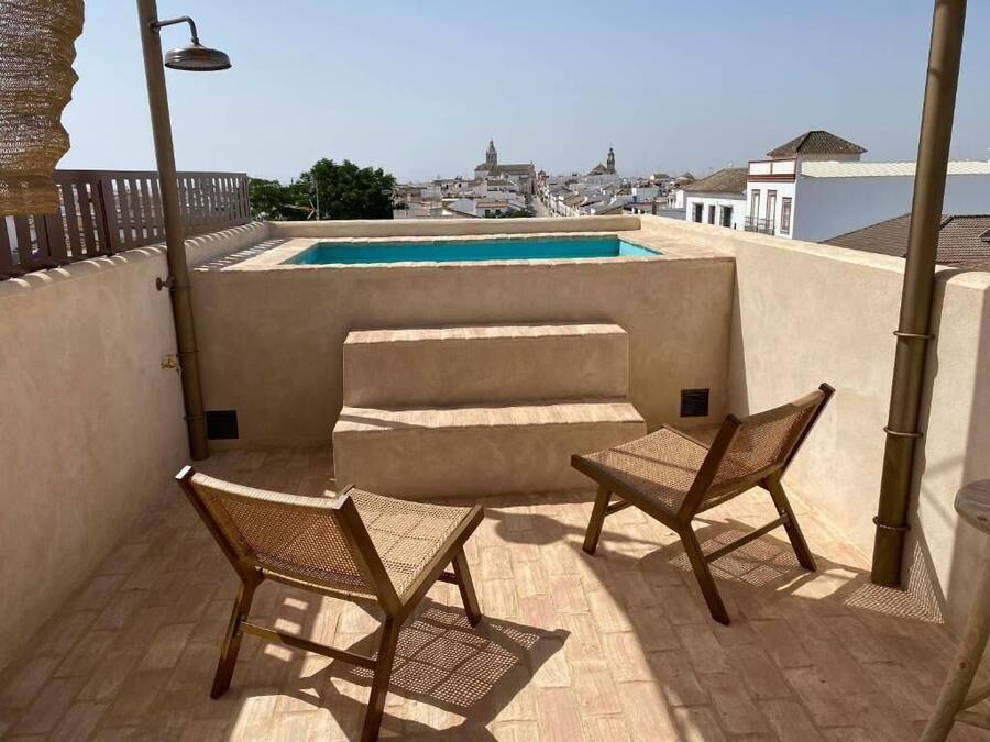 Una piscina al aire libre de temporada