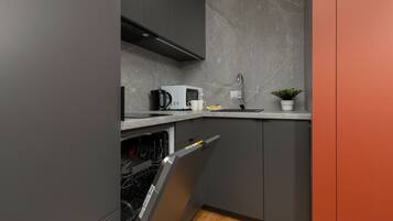 Réfrigérateur, micro-ondes, plaque de cuisson, lave-vaisselle