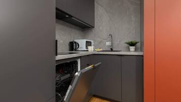 Frigorifero, microonde, piano cottura, lavastoviglie