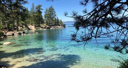 Ideal for honeymoons or anniversaries, cozy cabin with hot tub and Lake Tahoe vi